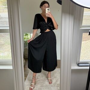 Size S / ZARA / Pleated Flowy Cropped Wide Culotte Pants Capri  Black